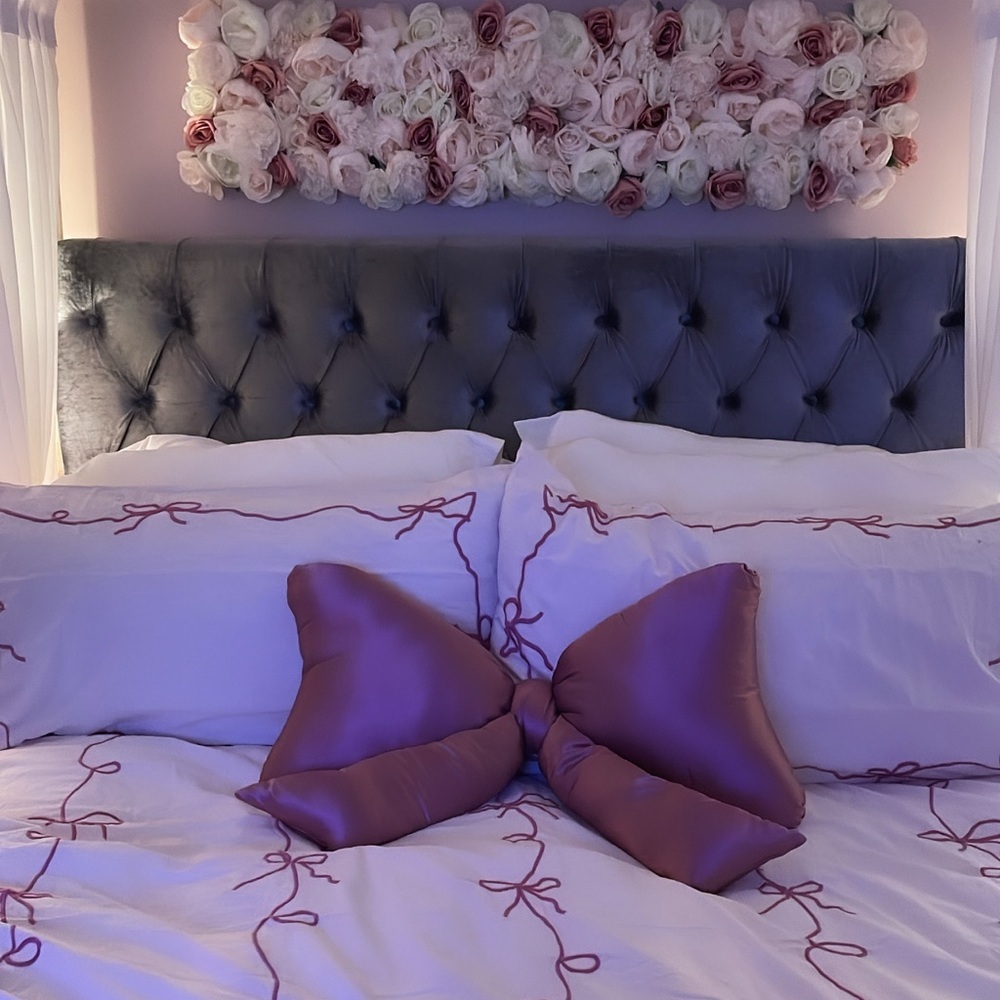 🎀 Urban Outfitters Mauve Satin Bow Accent Pillow 🎀 - Picture 2 of 4